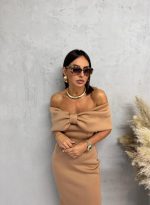 Elegantna uska haljina midi dužine ispod kolena otkrivenih ramena sa dekolteom u vidu mašne kamel boje