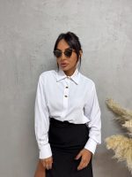 Bela elegantna košulja sa zlatnim dugmadima