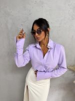 Lila košulja visokih manžetni, ukrasnih zlatnih dugmadi i ukrasnih paspula nijanse lavande