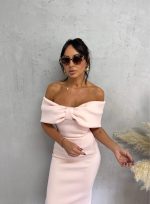 Elegantna uska haljina midi dužine ispod kolena otkrivenih ramena sa dekolteom u vidu mašne puder roze boje