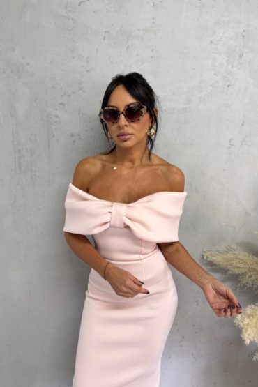 Elegantna uska haljina midi dužine ispod kolena otkrivenih ramena sa dekolteom u vidu mašne puder roze boje