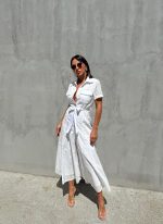 Midi bela pamučna boho haljina na kopčanje sa kratkim rukavima i vezenim detaljima sa pojasom