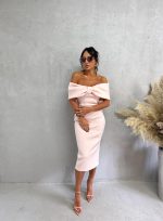 Elegantna uska haljina midi dužine ispod kolena otkrivenih ramena sa dekolteom u vidu mašne puder roze boje