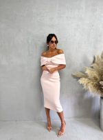 Elegantna uska haljina midi dužine ispod kolena otkrivenih ramena sa dekolteom u vidu mašne puder roze boje