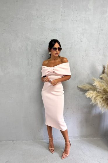 Elegantna uska haljina midi dužine ispod kolena otkrivenih ramena sa dekolteom u vidu mašne puder roze boje