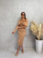 Elegantna uska haljina midi dužine ispod kolena otkrivenih ramena sa dekolteom u vidu mašne kamel boje