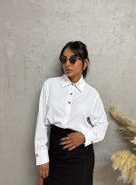 Bela elegantna košulja sa zlatnim dugmadima