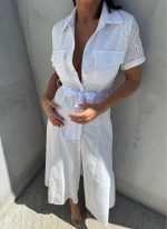 Midi bela pamučna boho haljina na kopčanje sa kratkim rukavima i vezenim detaljima sa pojasom
