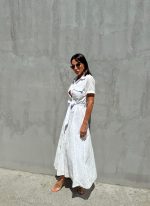 Midi bela pamučna boho haljina na kopčanje sa kratkim rukavima i vezenim detaljima sa pojasom