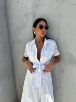 Midi bela pamučna boho haljina na kopčanje sa kratkim rukavima i vezenim detaljima sa pojasom