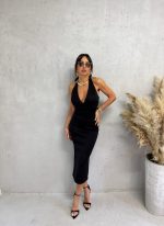 Midi crna uska haljina sa halter vezivanjem oko vrata i otvorenim leđima sa šlicem pozadi
