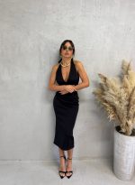 Midi crna uska haljina sa halter vezivanjem oko vrata i otvorenim leđima sa šlicem pozadi