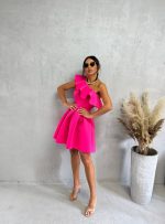 Mini elegantna asimetrična pink haljina A kroja sa karnerom preko grudi od čvrste skube