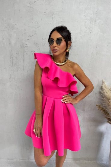 Mini elegantna asimetrična pink haljina A kroja sa karnerom preko grudi od čvrste skube