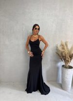 Duga uska crna elegantna haljina otvorenih leđa sa tankim bretelama