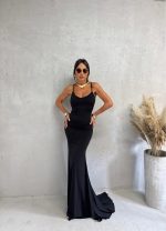 Duga uska crna elegantna haljina otvorenih leđa sa tankim bretelama