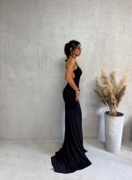 Duga uska crna elegantna haljina otvorenih leđa sa tankim bretelama