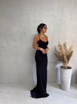 Duga uska crna elegantna haljina otvorenih leđa sa tankim bretelama