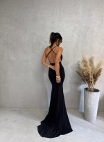 Duga uska crna elegantna haljina otvorenih leđa sa tankim bretelama