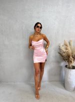 Mini roze satenska korset haljina nabrane teksture sa šlicem