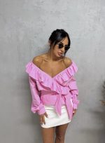 Roze bluza dugih rukava na preklop sa vezivanjem oko struka bogata karnerima širih rukava