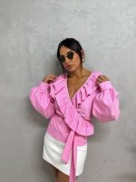 Roze bluza dugih rukava na preklop sa vezivanjem oko struka bogata karnerima širih rukava