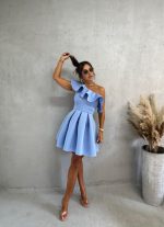 Mini elegantna asimetrična plava haljina A kroja sa karnerom preko grudi od čvrste skube