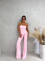 Trendi roze zvonaste pantalone visokog struka