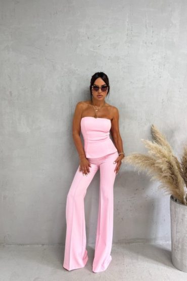 Trendi roze zvonaste pantalone visokog struka