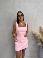 Roze mini elegantna haljina ravnog kroja, četvrtastog dekoltea i dekorativnog otvora na leđima