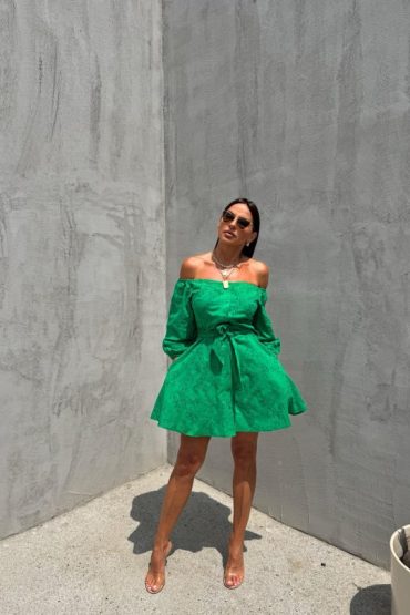 Mini zelena pamučna boho haljina sa vezenim detaljima otkrivenih ramena i tri četvrt rukava na kopčanje sa pojasom