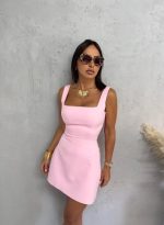 Roze mini elegantna haljina ravnog kroja, četvrtastog dekoltea i dekorativnog otvora na leđima