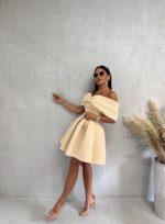 Mini elegantna bež haljina A kroja i otkrivenih ramena sa mašnom