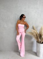 Trendi roze zvonaste pantalone visokog struka