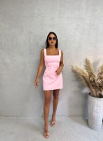 Roze mini elegantna haljina ravnog kroja, četvrtastog dekoltea i dekorativnog otvora na leđima