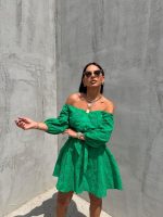 Mini zelena pamučna boho haljina sa vezenim detaljima otkrivenih ramena i tri četvrt rukava na kopčanje sa pojasom