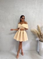 Mini elegantna bež haljina A kroja i otkrivenih ramena sa mašnom
