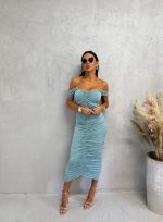 Midi plava elegantna haljina naboranog materijala sa srce dekolteom i debljim ležernim bretelama