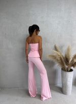 Trendi roze zvonaste pantalone visokog struka