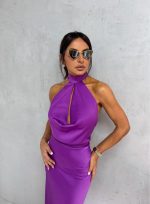 Duga lila elegantna satenska haljina otvorenih leđa sa rolka kragnom