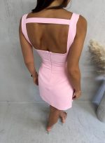 Roze mini elegantna haljina ravnog kroja, četvrtastog dekoltea i dekorativnog otvora na leđima
