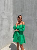Mini zelena pamučna boho haljina sa vezenim detaljima otkrivenih ramena i tri četvrt rukava na kopčanje sa pojasom