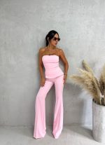 Trendi roze zvonaste pantalone visokog struka