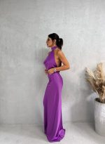 Duga lila elegantna satenska haljina otvorenih leđa sa rolka kragnom