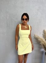 Žuta mini elegantna haljina ravnog kroja, četvrtastog dekoltea i dekorativnog otvora na leđima