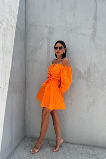 Mini narandžasta pamučna boho haljina sa vezenim detaljima otkrivenih ramena i tri četvrt rukava na kopčanje sa pojasom