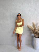 Žuta mini elegantna haljina ravnog kroja, četvrtastog dekoltea i dekorativnog otvora na leđima