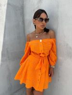 Mini narandžasta pamučna boho haljina sa vezenim detaljima otkrivenih ramena i tri četvrt rukava na kopčanje sa pojasom