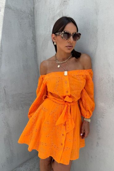 Mini narandžasta pamučna boho haljina sa vezenim detaljima otkrivenih ramena i tri četvrt rukava na kopčanje sa pojasom