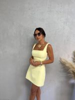 Žuta mini elegantna haljina ravnog kroja, četvrtastog dekoltea i dekorativnog otvora na leđima